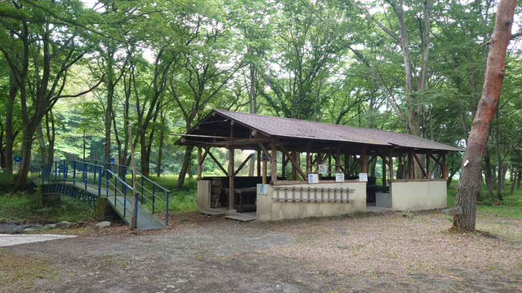 温川キャンプ場炊事場と吊り橋