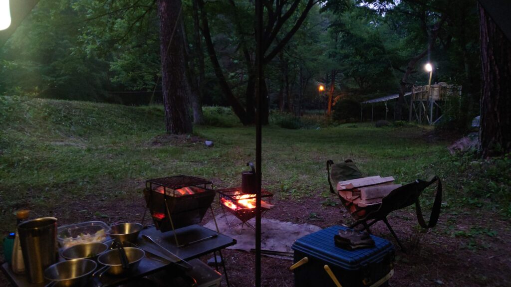 温川キャンプ場夜のテントサイト