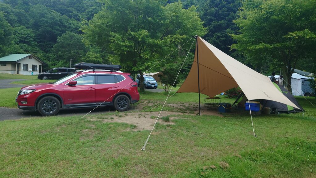 湯島オートキャンプ場愛車とテントサイト