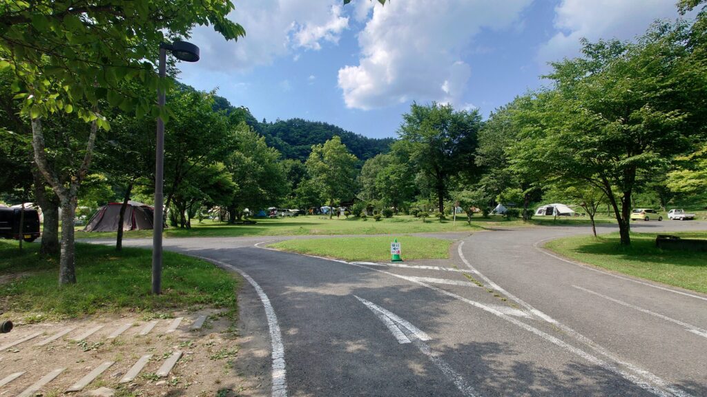湯島オートキャンプ場入り口付近