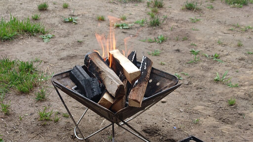 オガ炭を投入した焚火