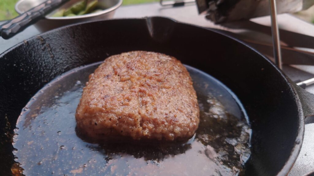 スキレットで焼いた挽肉