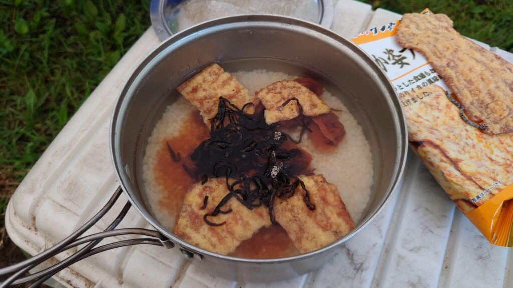 赤貝と塩昆布釜飯材料投入