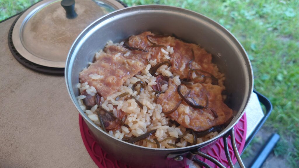 赤貝と塩昆布釜飯炊き上がり