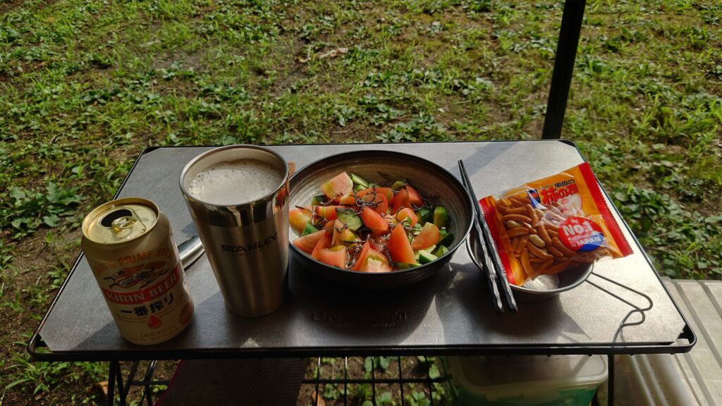 キュウリとトマトのサラダ&柿の種