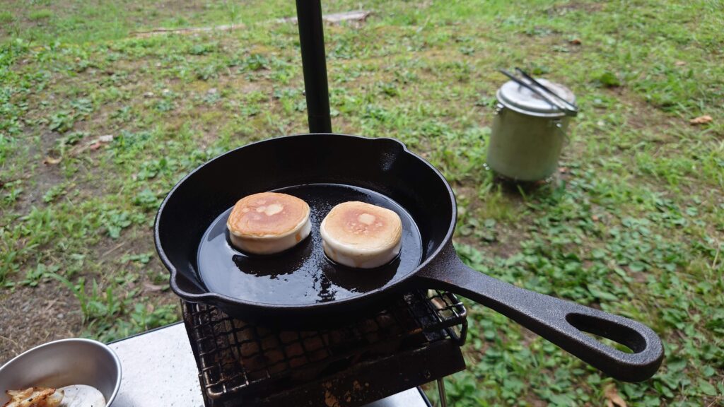 スキレットでチーズ入りはんぺんの調理