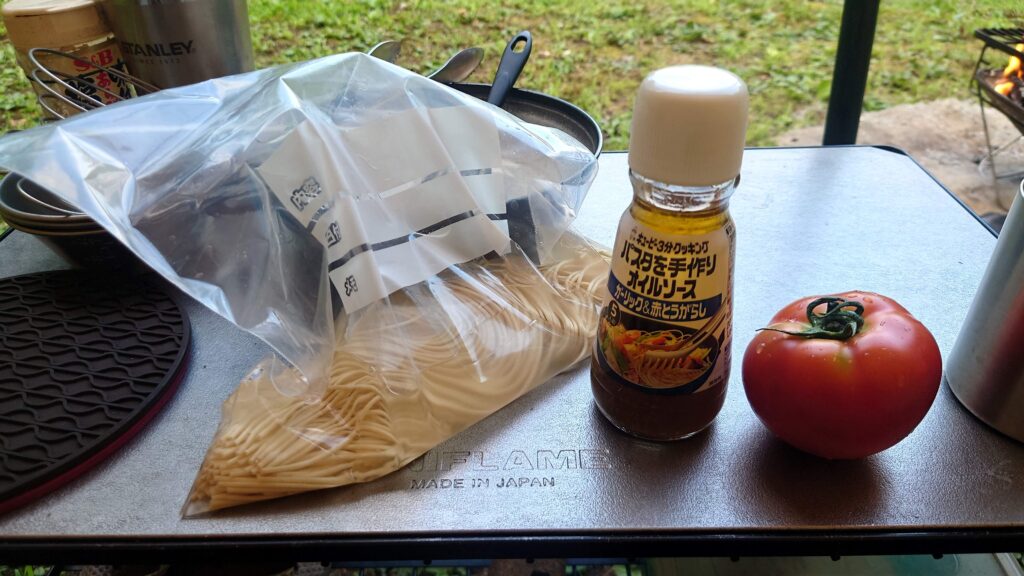 水に浸したパスタとソース