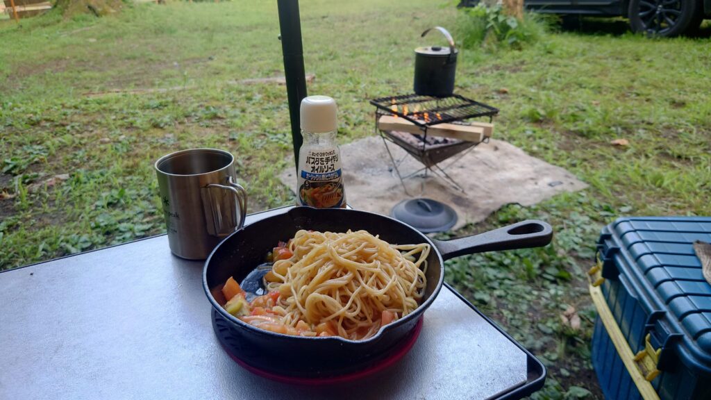 朝食のパスタと焚火