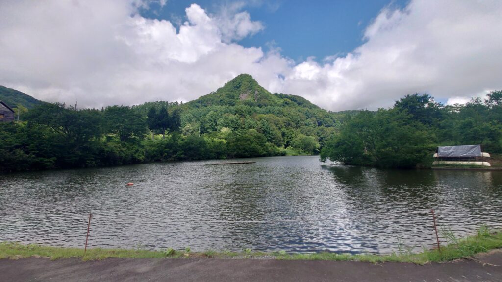 薬師湖と山伏山
