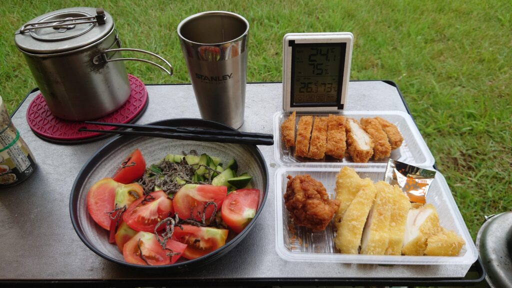 つまみのトマトとキュウリ、揚げ物