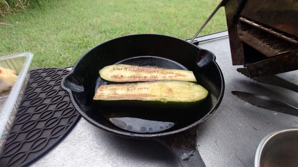 スキレットでズッキーニの調理