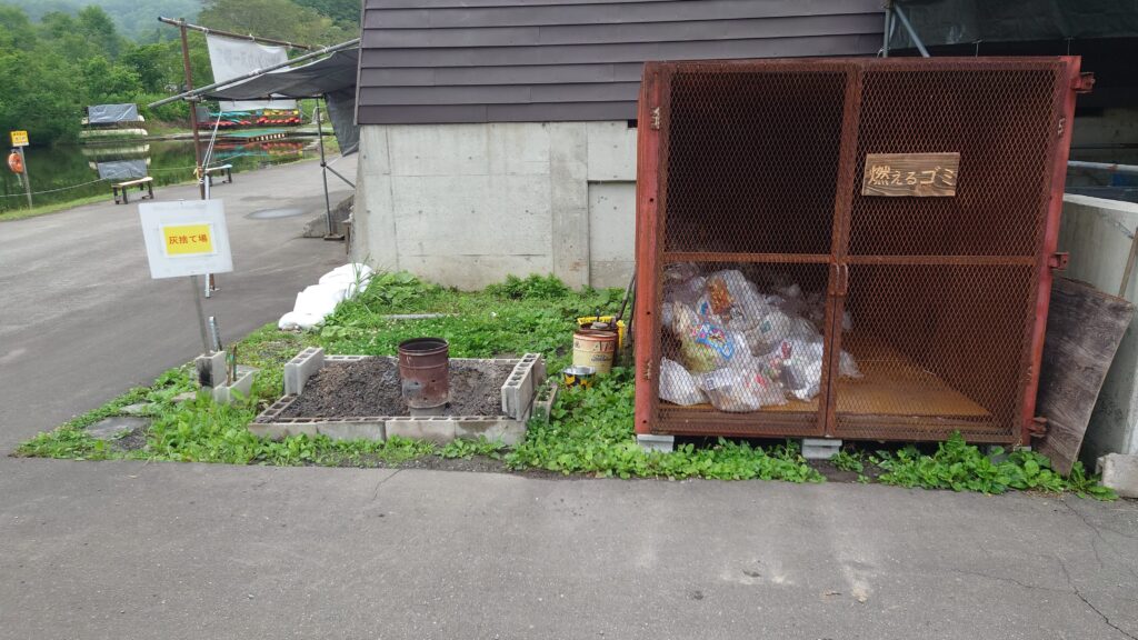 つなんキャンプ場灰捨て場と燃えるゴミ収集場