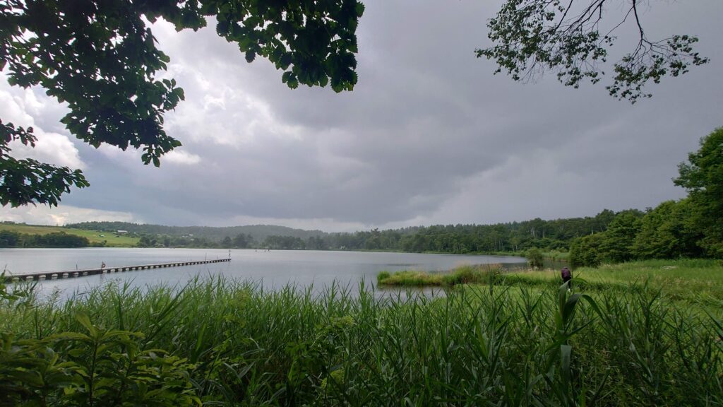バラギ湖にわか雨