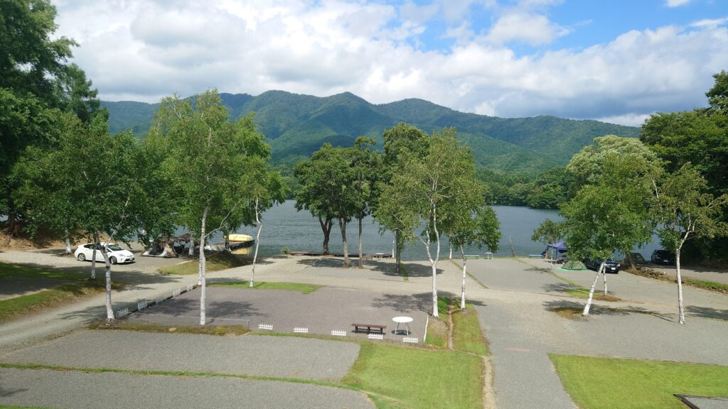 キャンプ場管理棟周辺から見下ろしたキャンプサイト