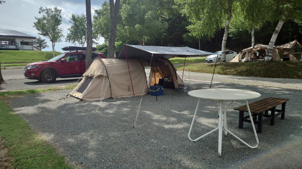 曽原オートキャンプ場湖岸サイトのテーブルとベンチ