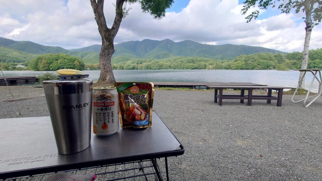 湖畔を長間ながらの乾杯
