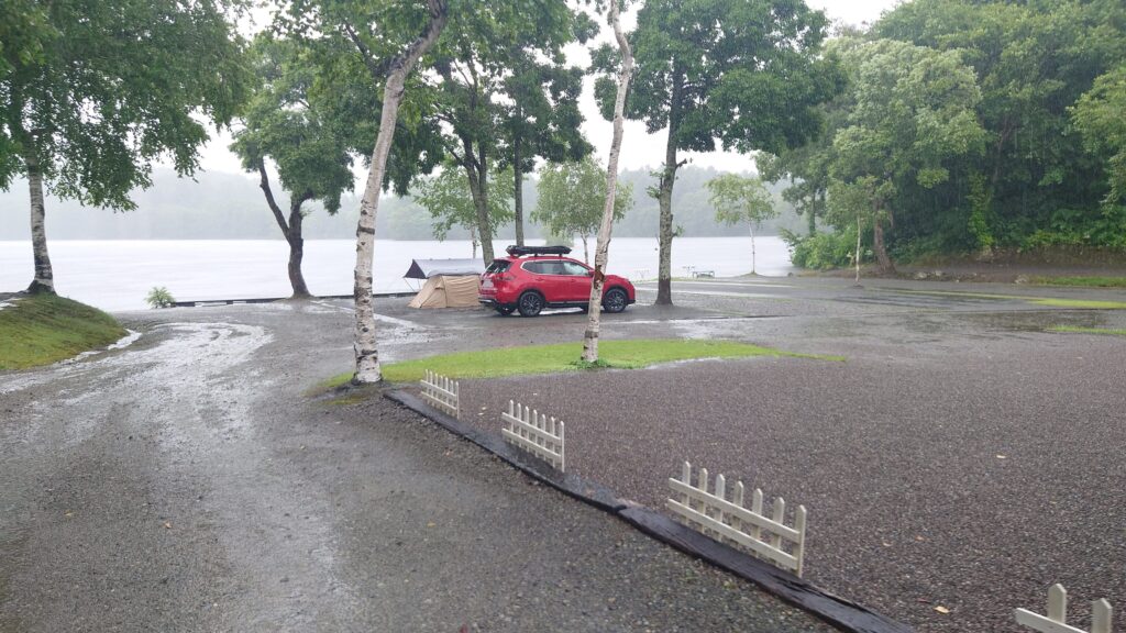 雨の曽原湖オートキャンプ場