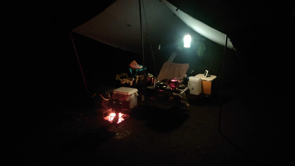 キャンプ冒険仲間夜のキャンプサイト