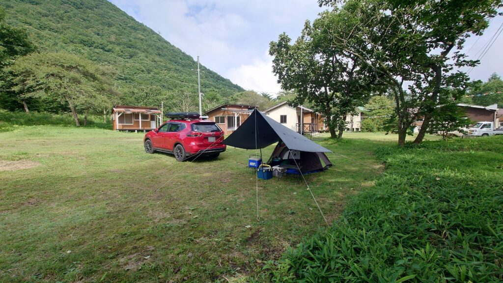 榛名湖畔まゆみヶ丘バンガロー設営したテントとバンガロー