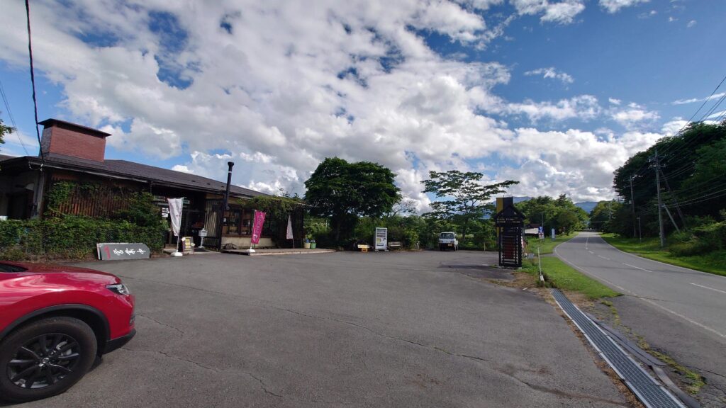 百年小屋キャンプ場受付のワインショップ