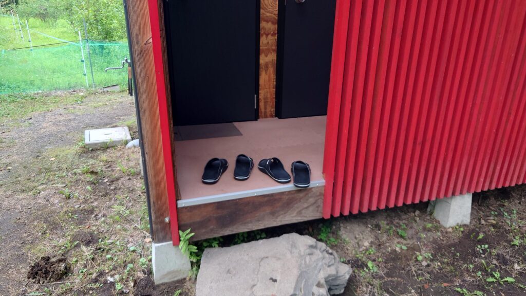 百年小屋キャンプ場トイレのスリッパ