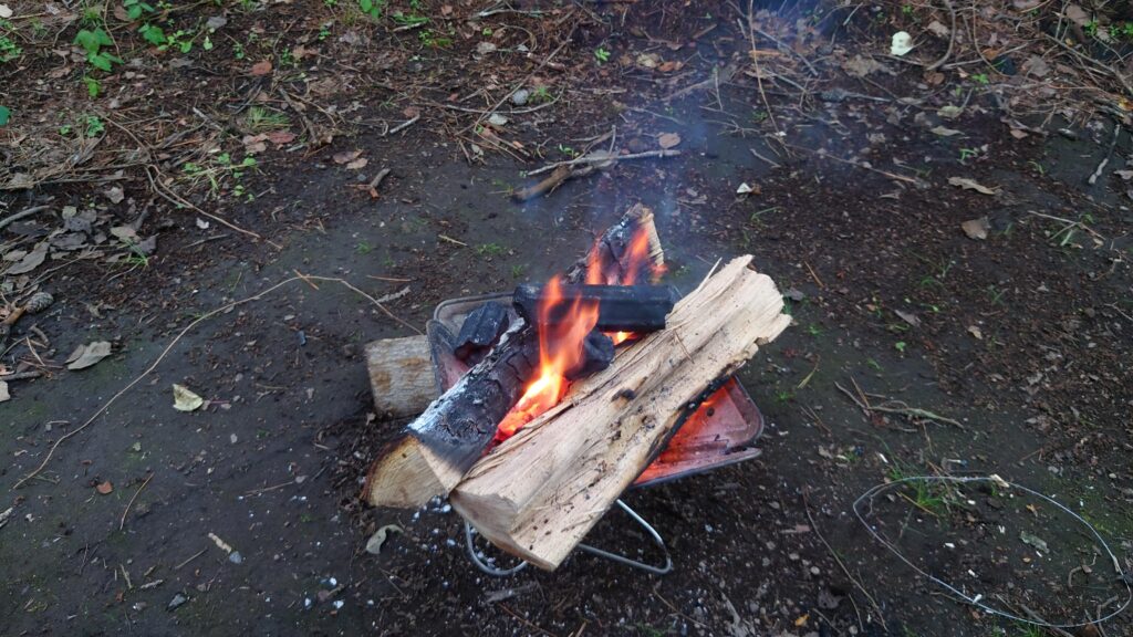 焚火で備長炭に着火