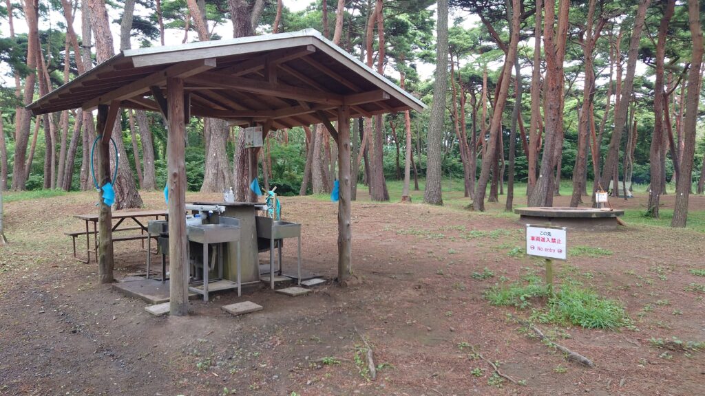 キャンプ場奥の水場と灰捨て場