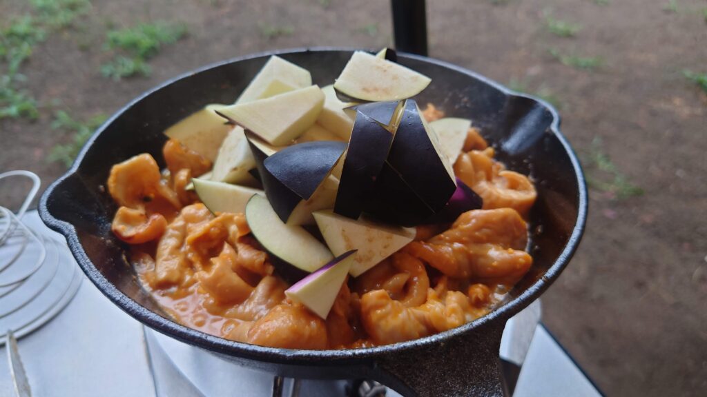 スキレットぼホルモン焼きに茄子投入