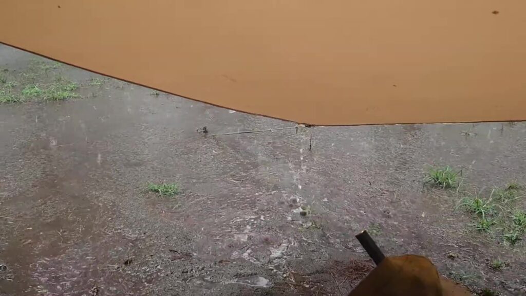タープから滴り落ちる雨