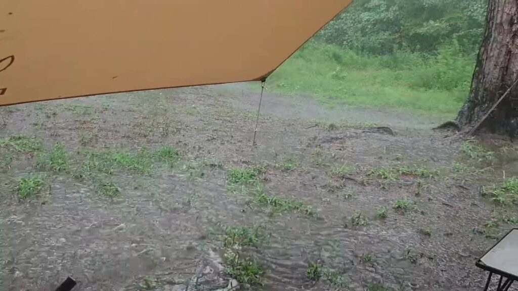 キャンプ場に降る激しい雨