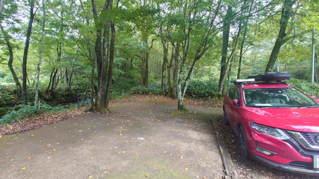 川沿いのオートサイト脇に車を駐める