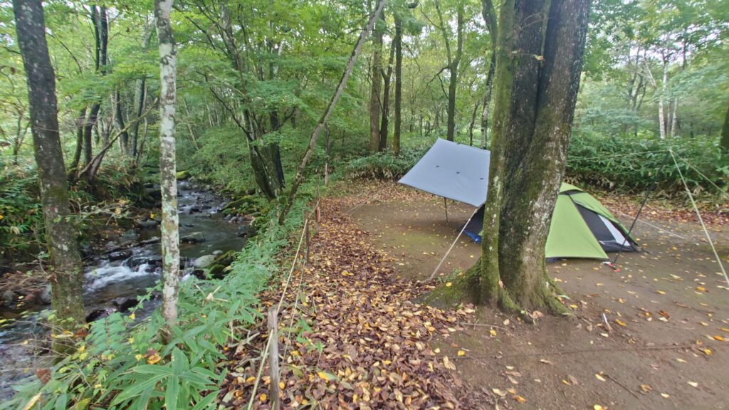 駒ヶ沢川とテント