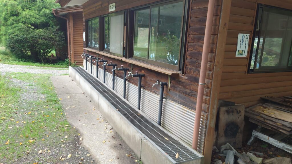 暮坂高原オートキャンプ場炊事場外のカラン