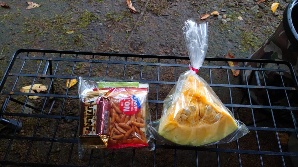 暮坂高原オートキャンプ場で入場時にもらったお菓子とカボチャ