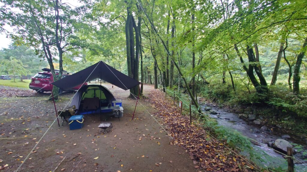 暮坂高原オートキャンプ場駒ヶ沢川に隣接するテントサイト