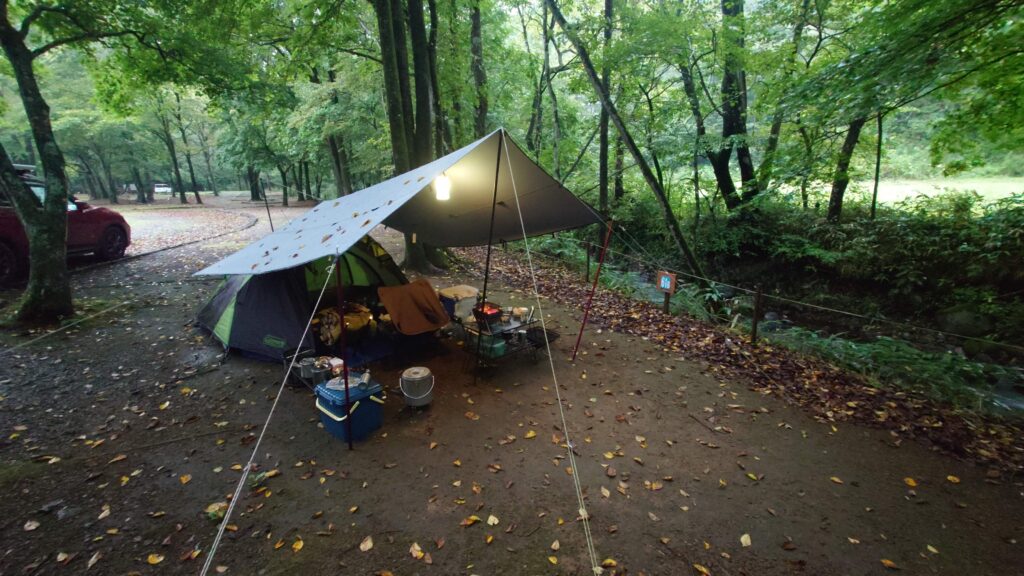 暮坂高原オートキャンプ場夕暮れのキャンプサイト