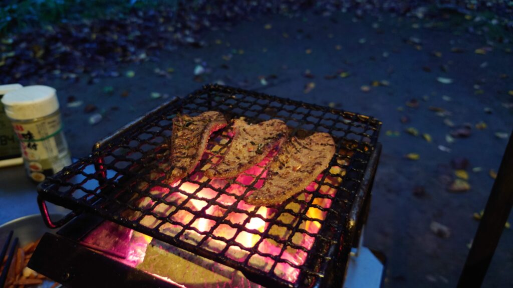 塩胡椒したレバーの炭火焼き