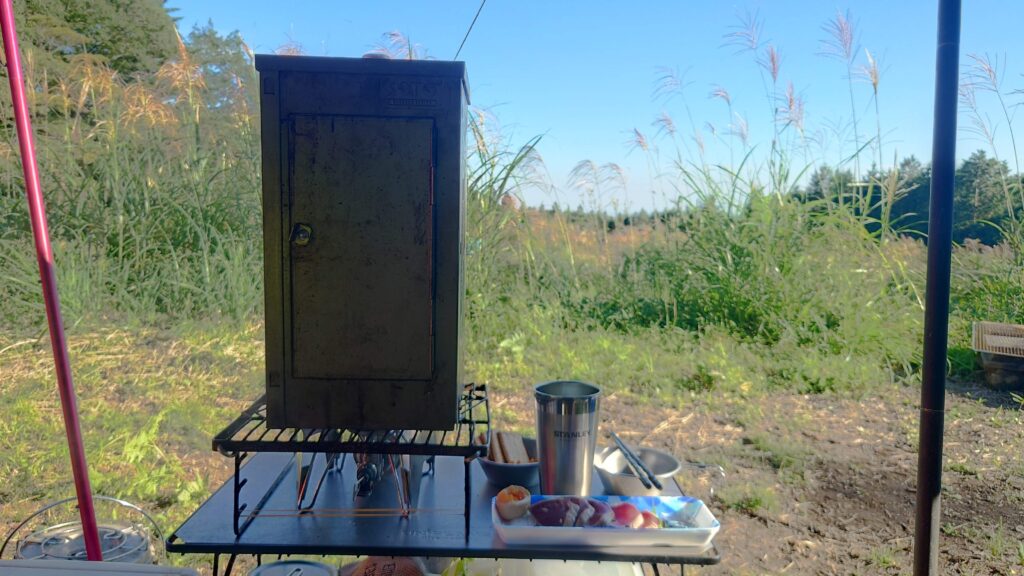 テーブルに置いた燻製機