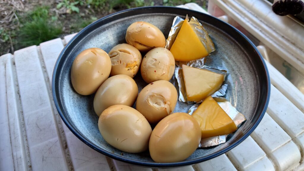 燻製にした味付け卵とチーズ
