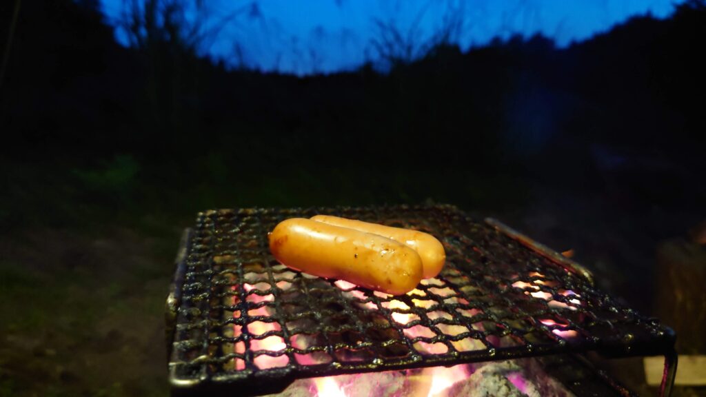 ウインナーを炭火で焼く