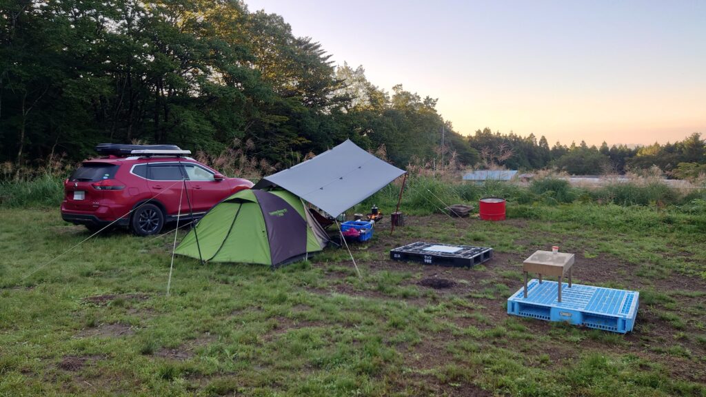 星空キャンプ場に設営したテントと荷物置き場のパレット