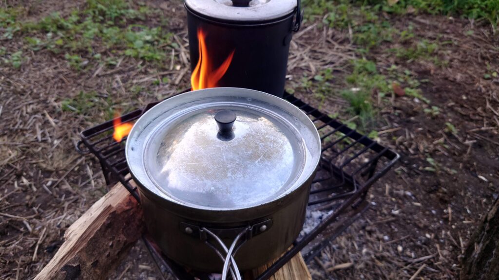 星空キャンプ場焚火による炊飯
