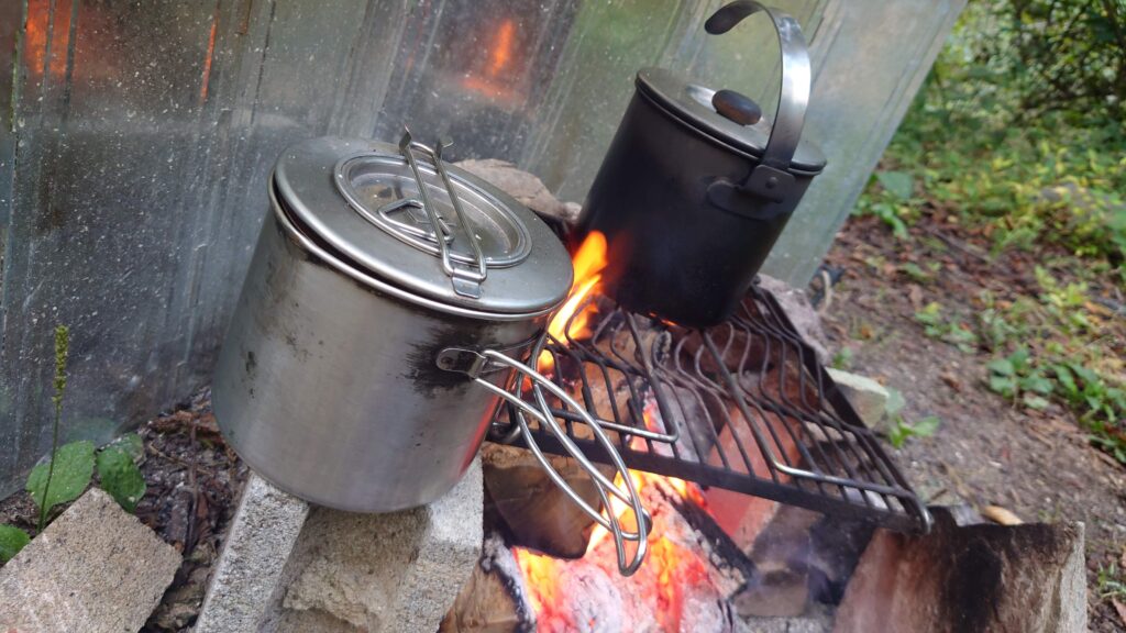 焚火にかけたケトルとコーヒーサーバー