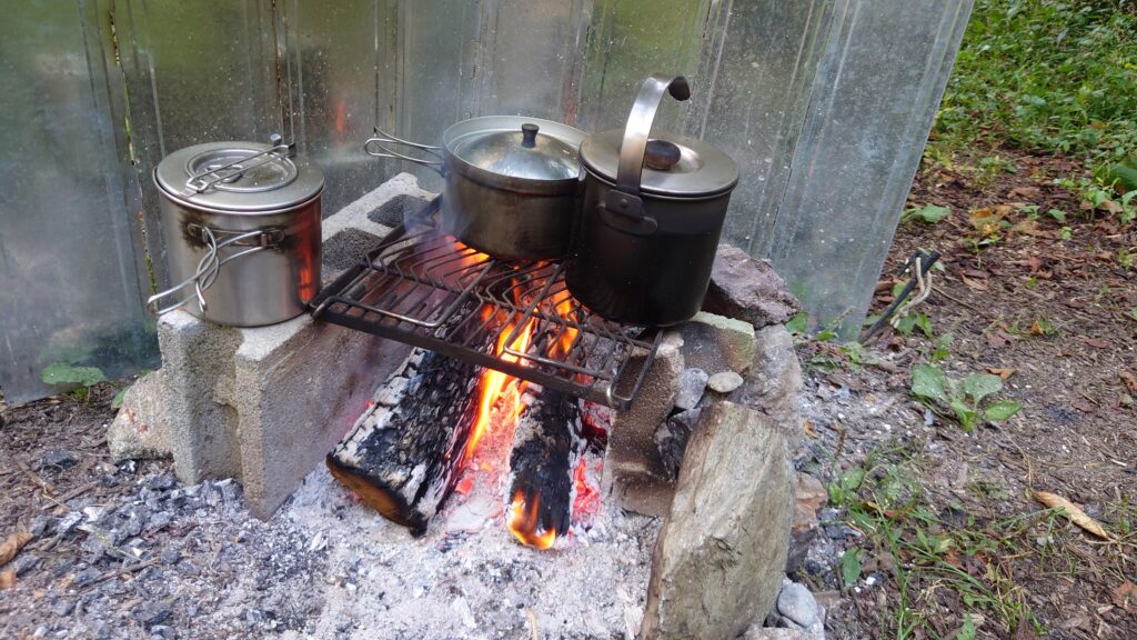竈での朝食の調理