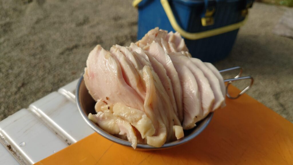 低温調理した鶏胸肉をシェラカップに盛り付けたところ