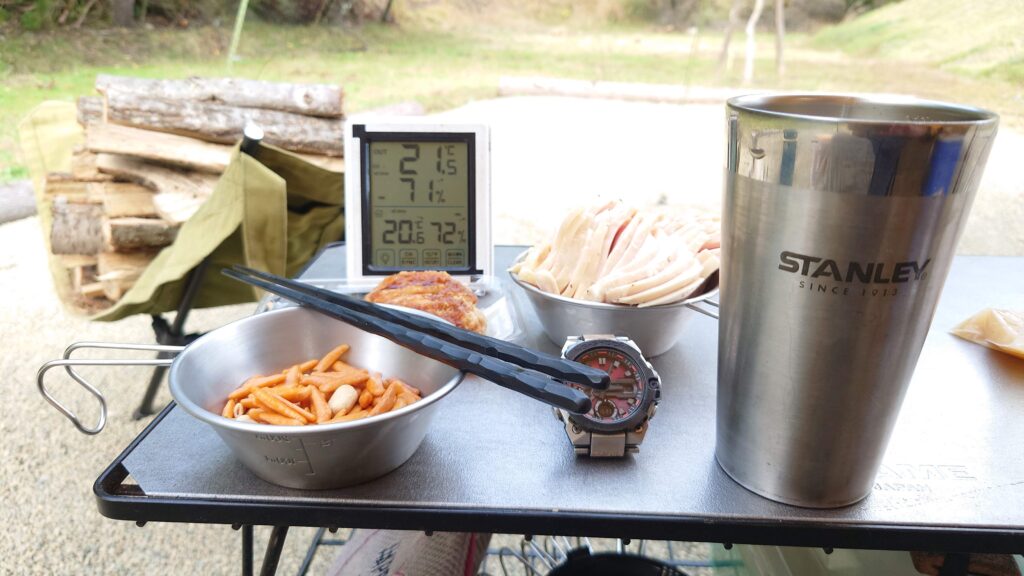 テーブルの上の温度計とおつまみ