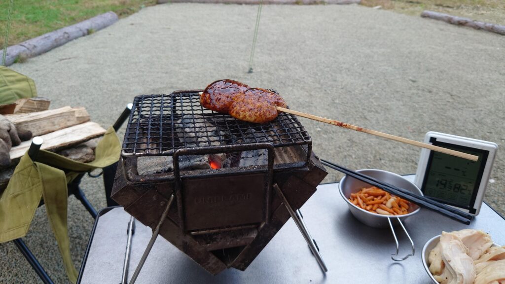 焼きまんじゅうを炭火で温める