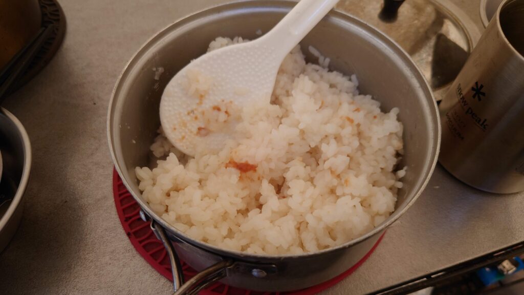 おでんの出汁で炊いたご飯をほぐしたところ