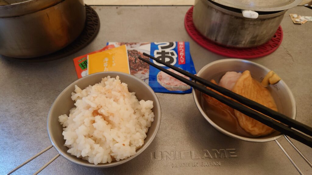 朝食のご飯とおでんとふりかけ