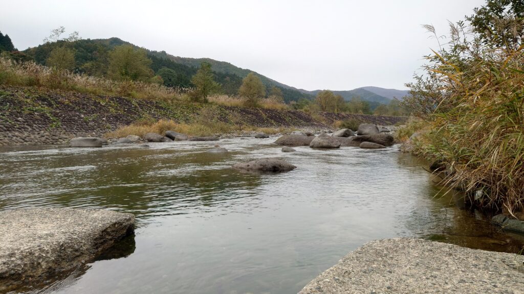 尾瀬高原オートキャンプ場沿い片品川上流方面